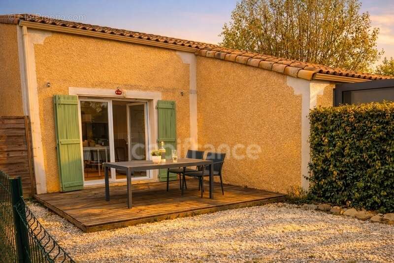 “Béziers – Duplex 2 chambres avec jardin privatif, terrasse 12 m² et accès 2 piscines dans résidence calme et sécurisée” - photo 3