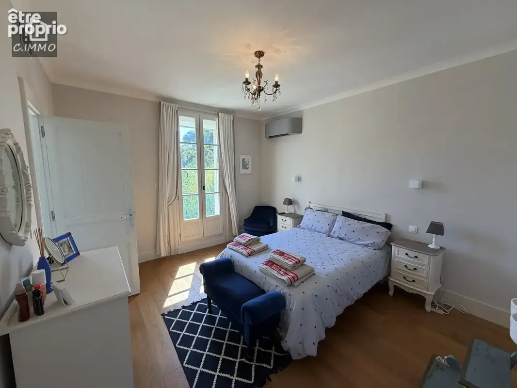 Grande maison vigneronne de 215 m2 de type 6 avec piscine, terrasse, patio et garage de 121 m2. - photo 9