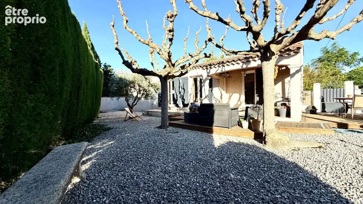 Villa de plain pied sur 442 m² de terrain, clos, arboré et paysagé. - photo 17