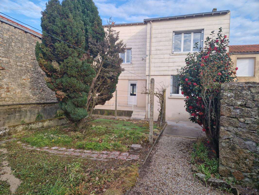 Maison à MORTAGNE-SUR-SEVRE