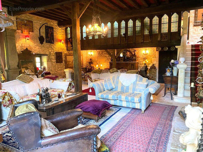 SALON - Maison à CHASSENEUIL-SUR-BONNIEURE