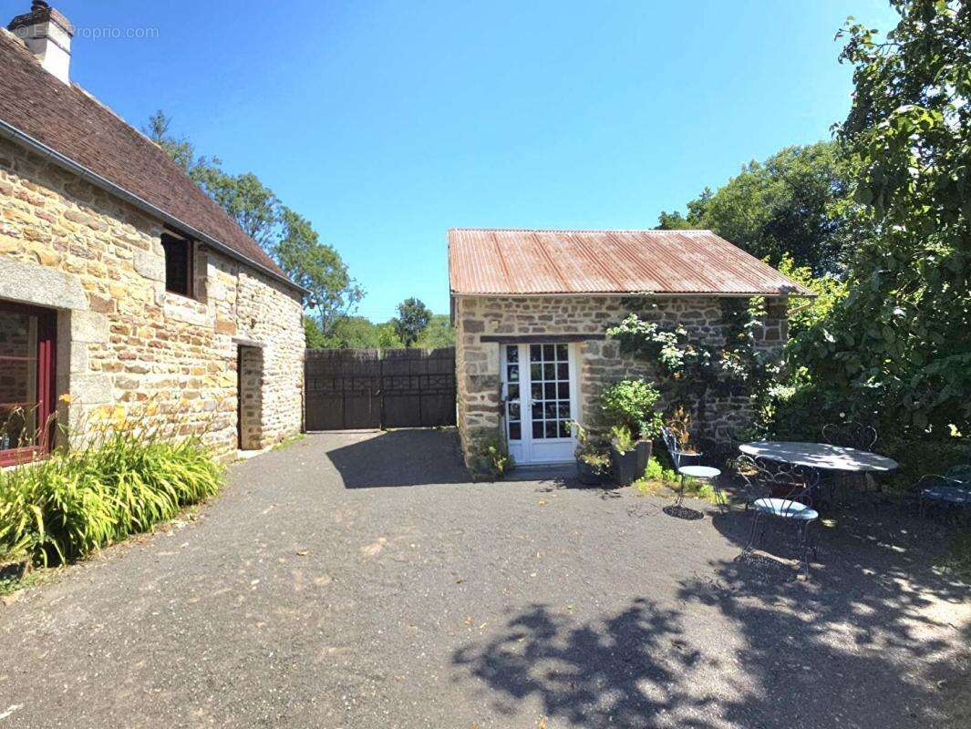 La-Lande-De-Goult 61320 Longère en pierre 112 m² terrain 30.200 m² - photo 4
