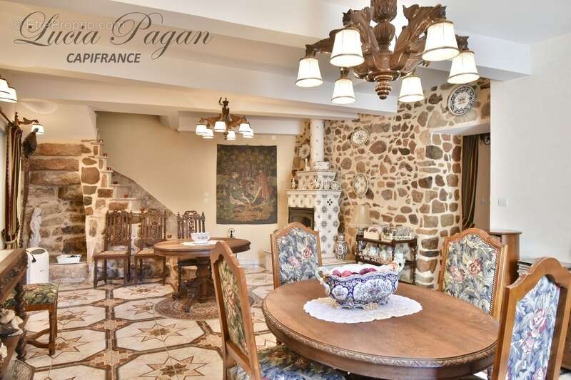 Maison à MONTOULIERS