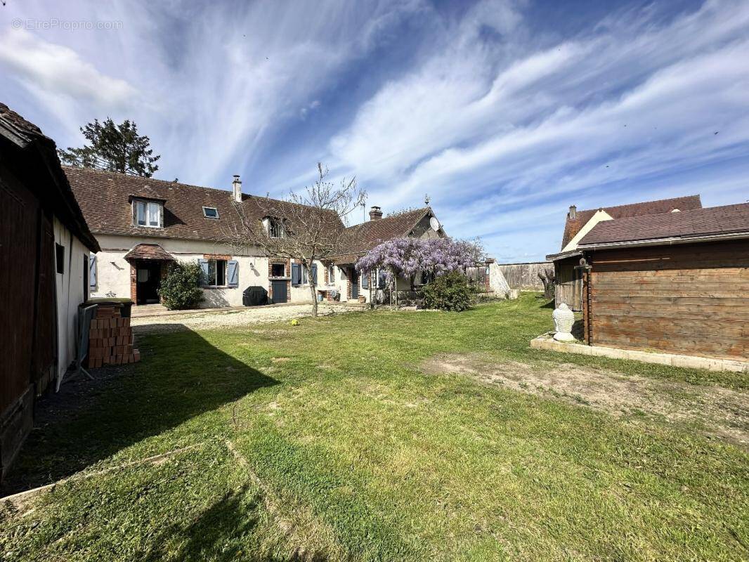 Maison à TREMBLAY-LES-VILLAGES