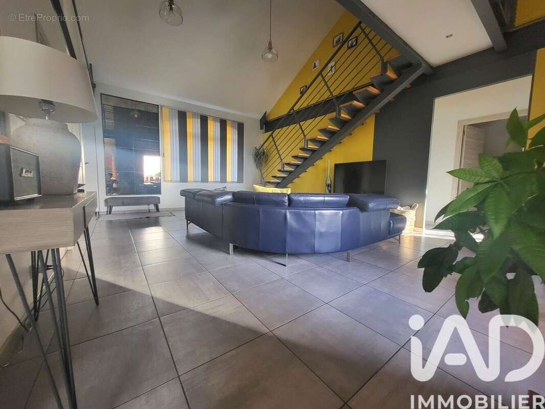 Photo 2 - Commerce à CHAZELLES-SUR-LYON