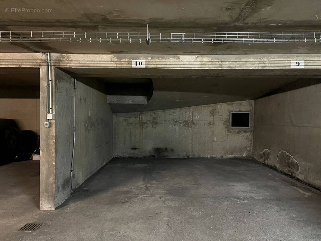 Parking à PARIS-16E