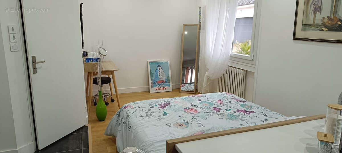 Maison à CREUZIER-LE-VIEUX