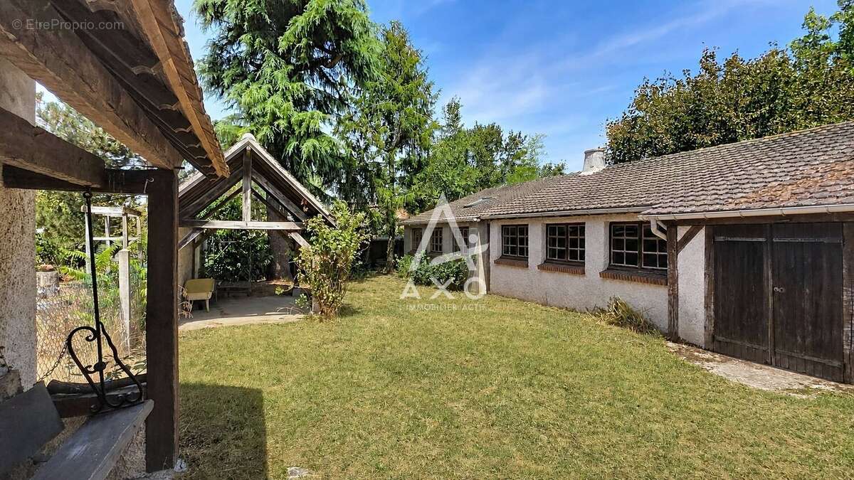 A Vendre à AMILLY  Maison de charme avec séjour cathédrale et dépendance de plus de 70 m² - photo 2