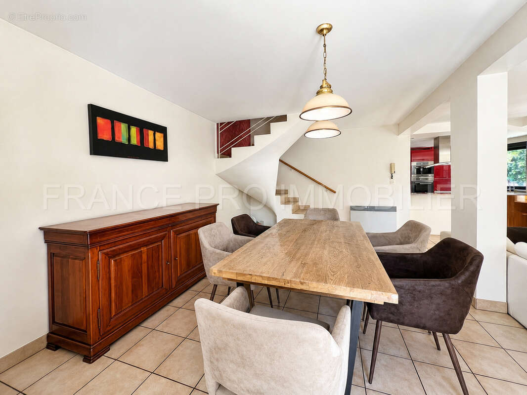 Spacieuse maison familiale de 165 m2 avec 5 chambres, 2 garages et jardin - photo 2