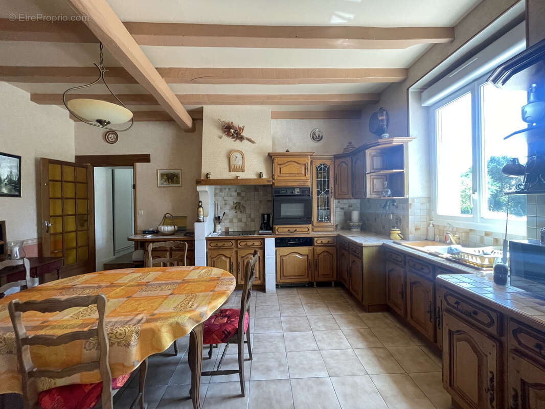 Propriete de caractere avec superbe dependances en pierre- le tout clos de murs - photo 10