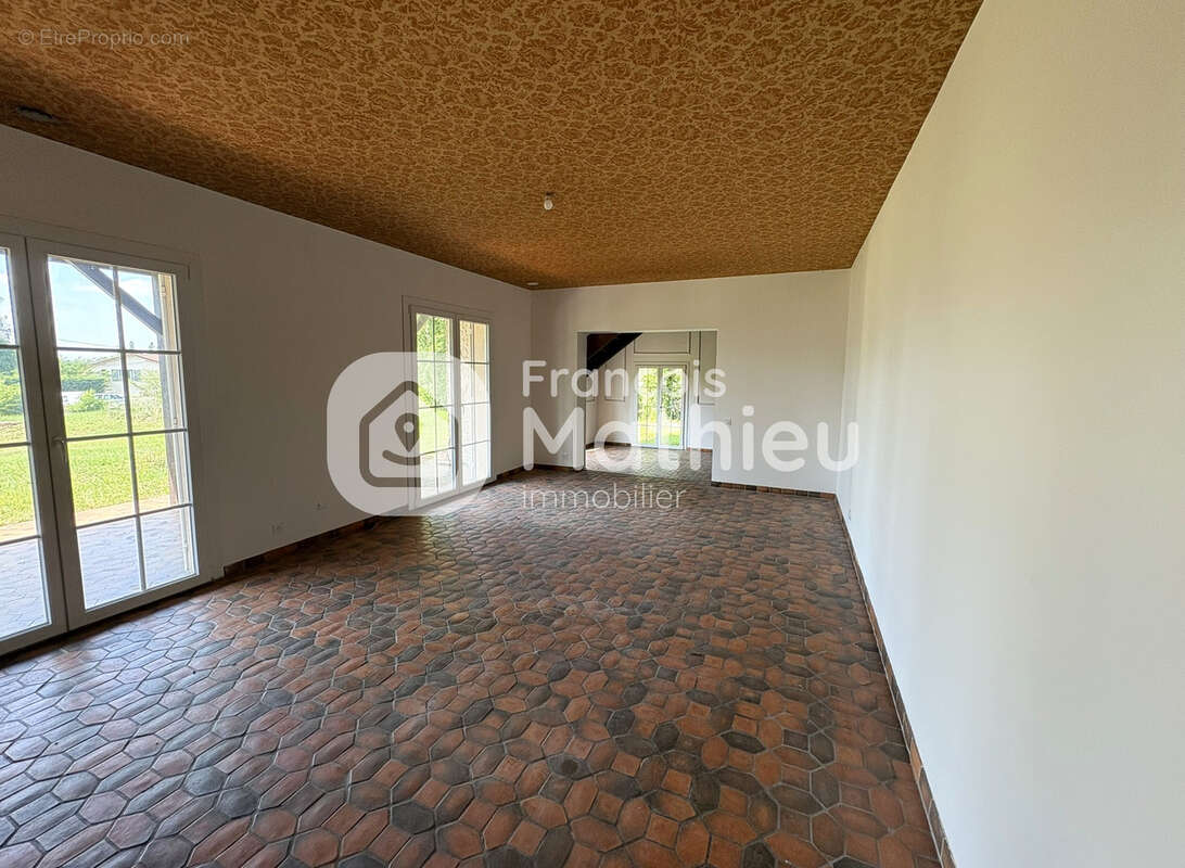Chatillon-sur-Chalaronne - Maison d'environ 180 m2 habitable avec garage et terrain d'environ 1720 m2 - photo 4