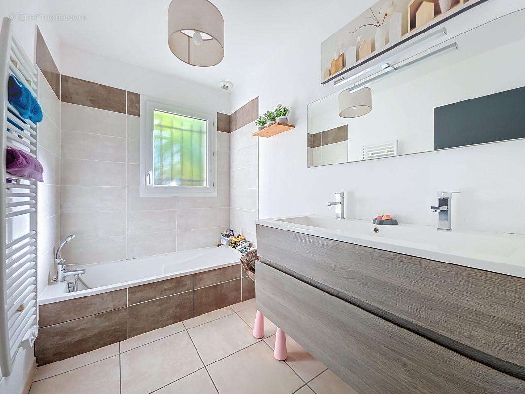 Maison à SAINT-PIERRE-DE-CHANDIEU