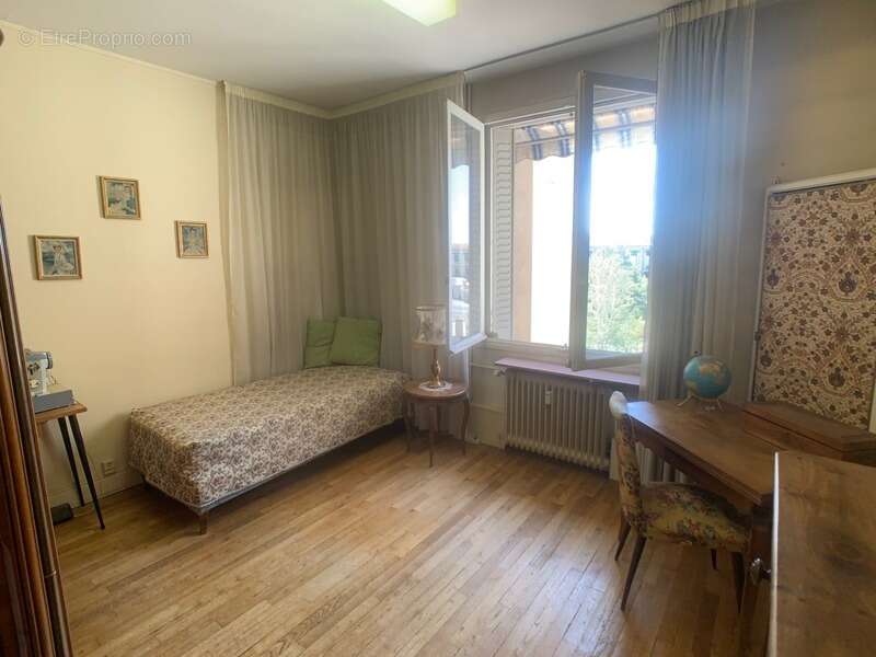 Appartement hyper centre Montluçon T5, 3 chambres, avec cave et parking couvert privé - photo 5