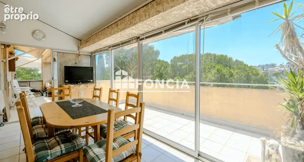 Carqueiranne – Studio lumineux avec véranda et terrasse, idéalement situé en centre-ville - photo 3