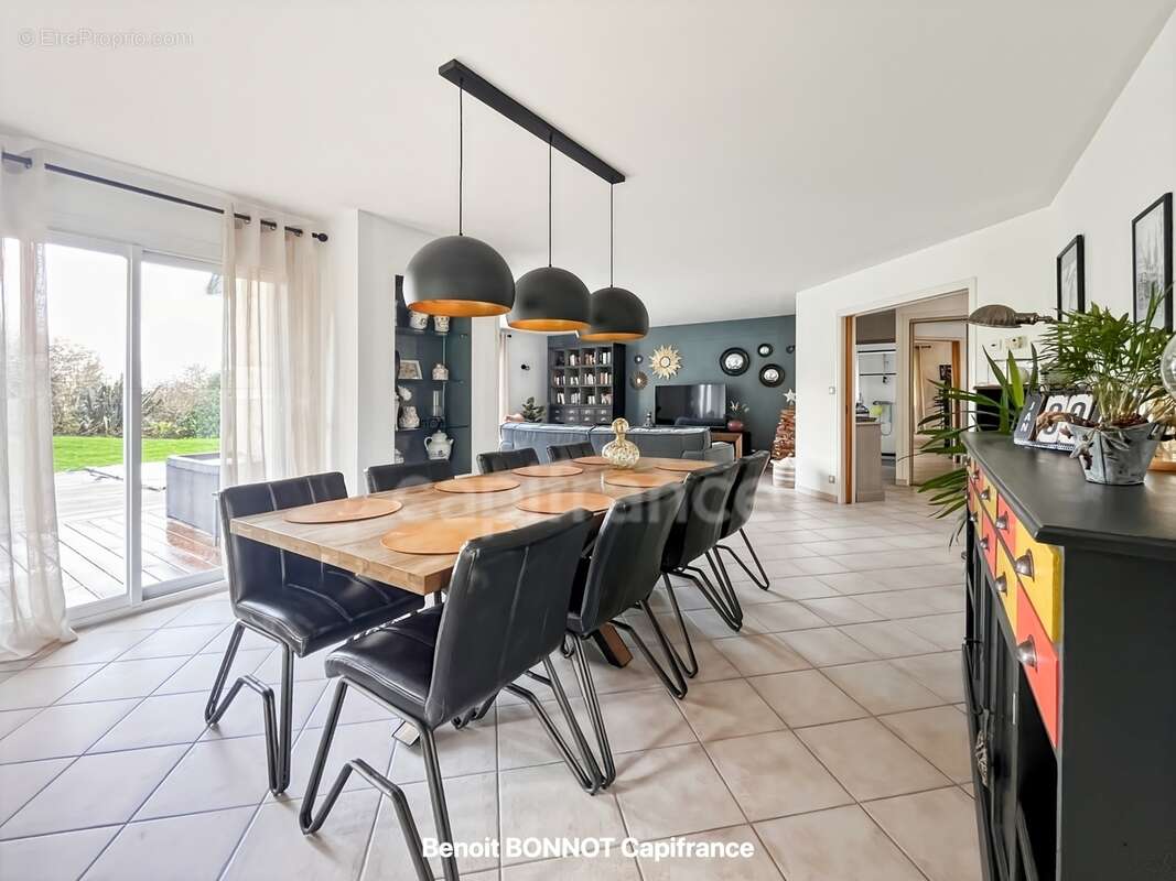 Piscine chauffée, terrain de 2 261 m², vue dominante et rénovation complète en 2024 : découvrez cette superbe maison familiale s - photo 5