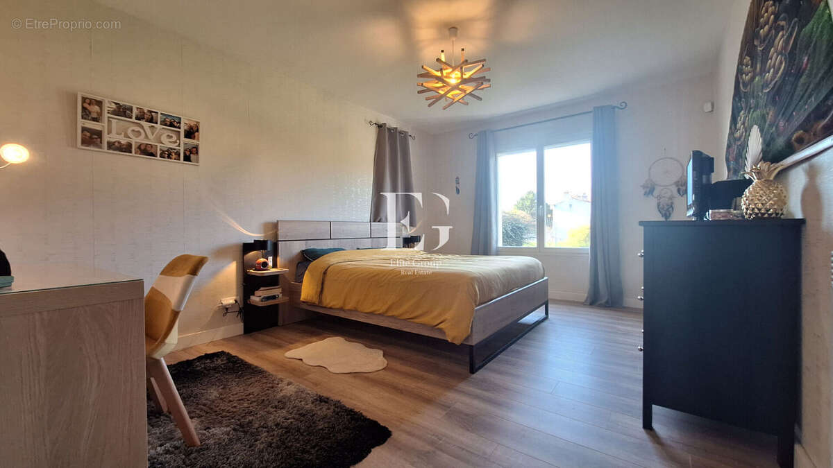 Maison à SAINT-MEME-LES-CARRIERES