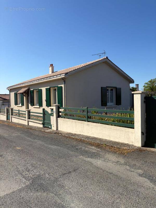Maison à SAINT-JEAN-DE-BEUGNE