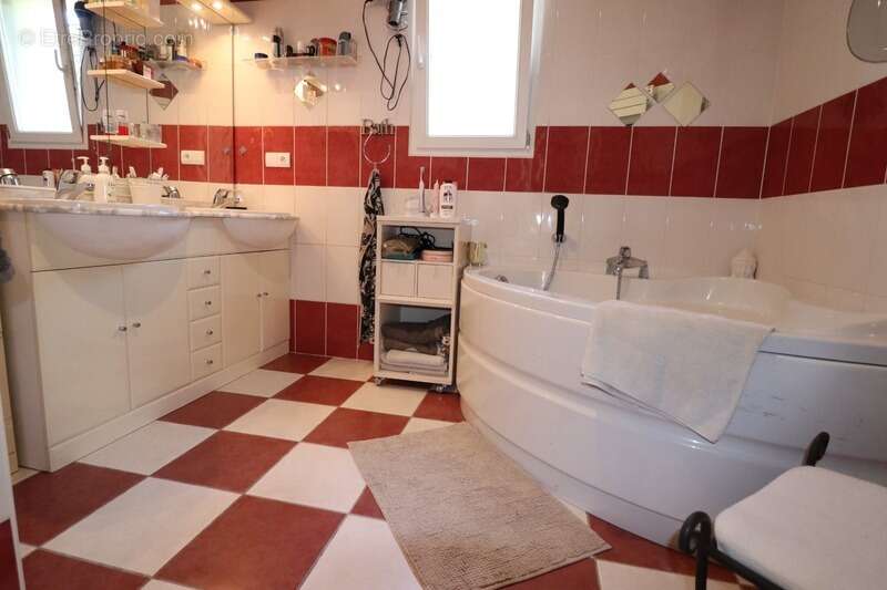 Maison traditionnelle à vendre 7 pièces MATHA (17) - photo 12