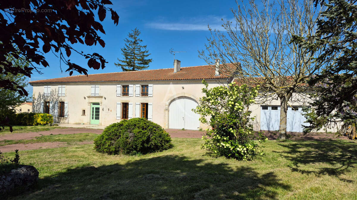 Maison à JARNAC-CHAMPAGNE