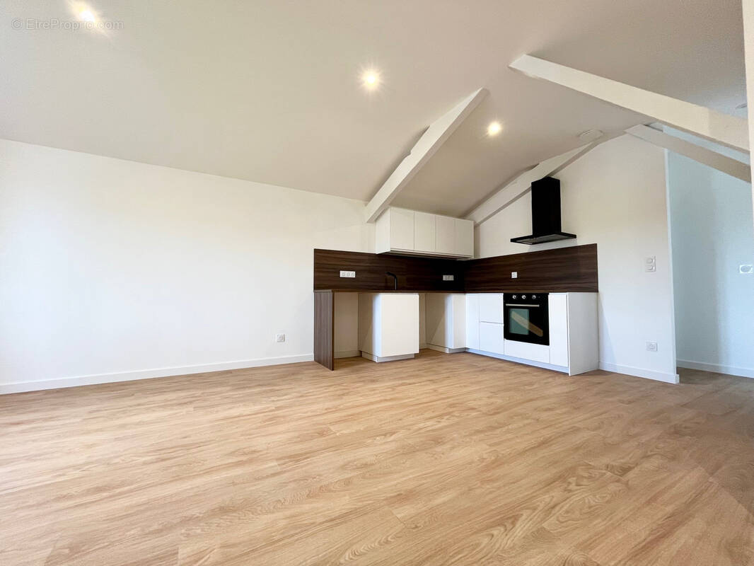 3 pieces proche belcenia renove a neuf petite copro, dernier etage avec cave et 2 parkings - photo 2