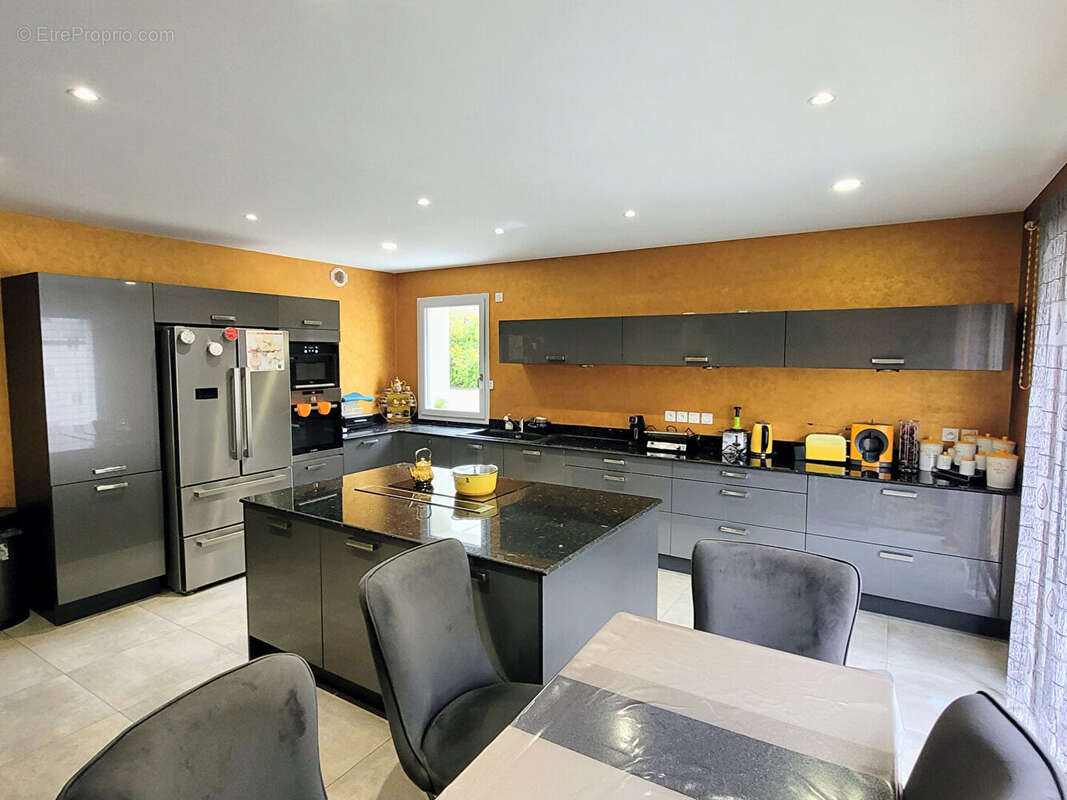 LE PUY coteau Recherché: Maison récente 269 m² sur 560 m² de terrain - photo 2