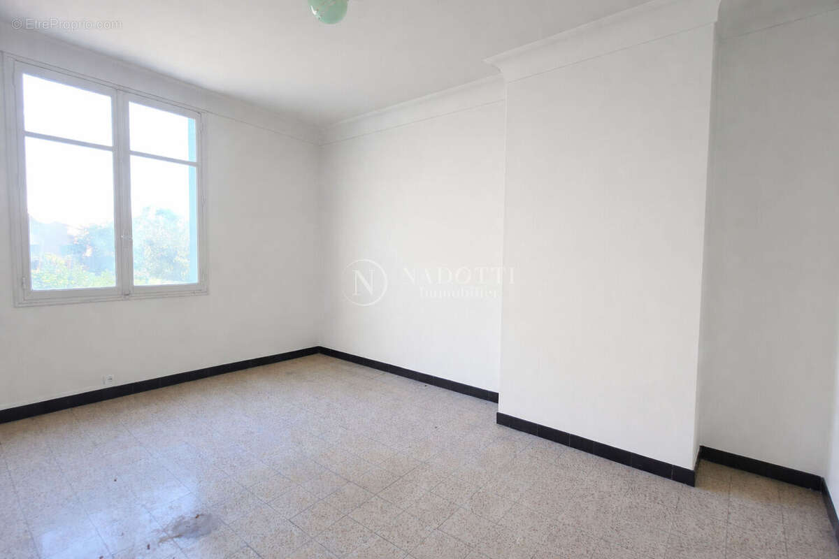 Cabannes, Maison de ville avec petite terrasse privative ( fenêtres, Peinture, Electricité refaite) - photo 3