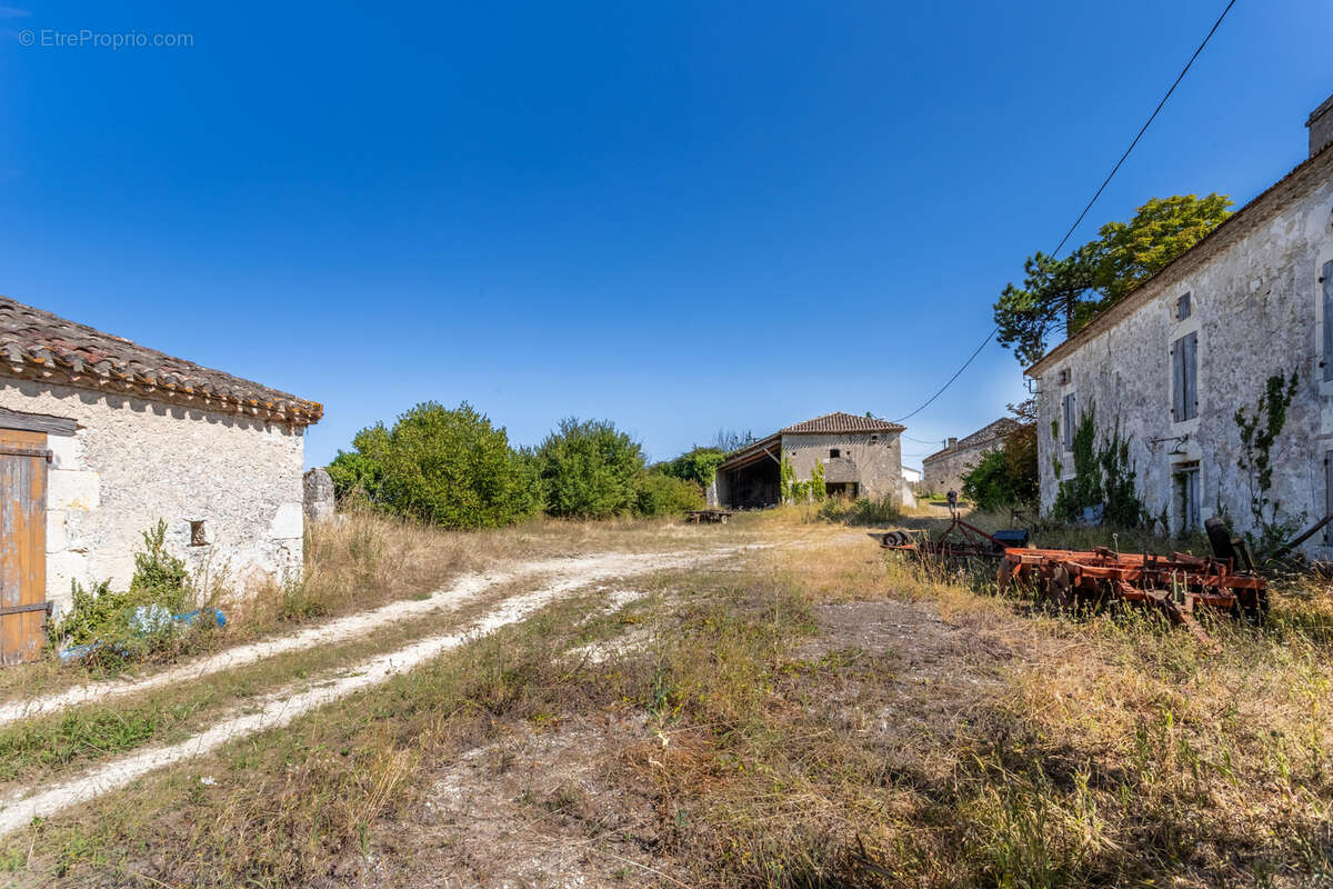 Maison en pierre à renover avec 3 granges - photo 14