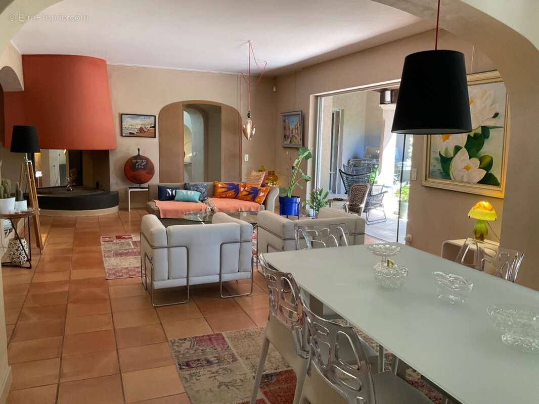 Proprieté  à 20 mns d'Aix en Provence sur la commune de Rognes  380m2 avec 8 chambres - photo 9