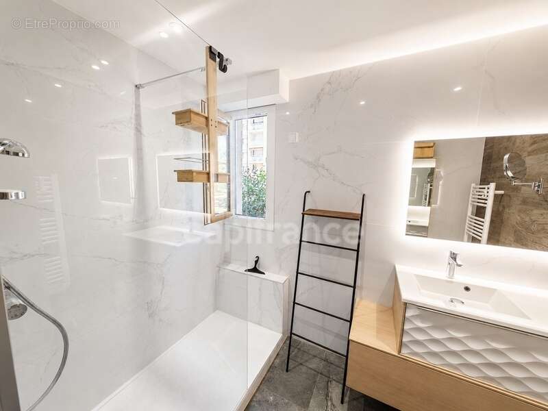 Appartement à vendre 3 pièces SAINT RAPHAEL (83), rez-de-jardin entièrement rénové, terrasse !! - photo 2