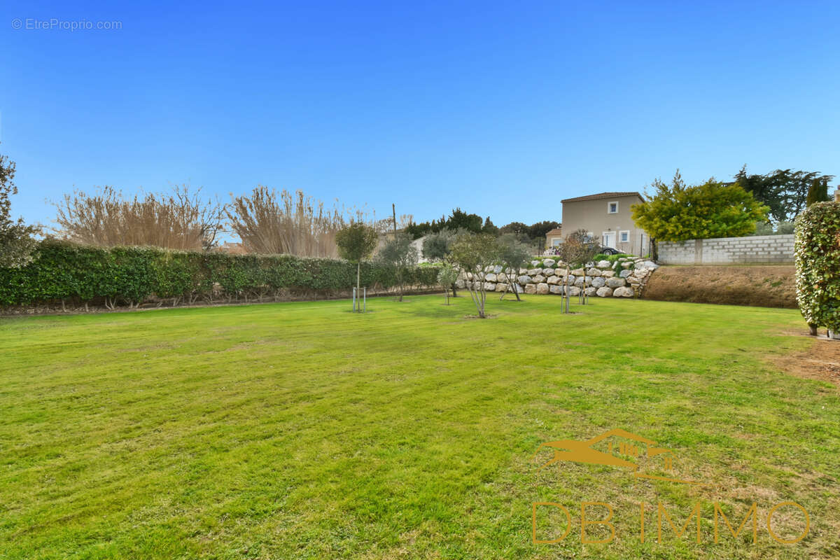 Maison à SAINT-LAURENT-DES-ARBRES