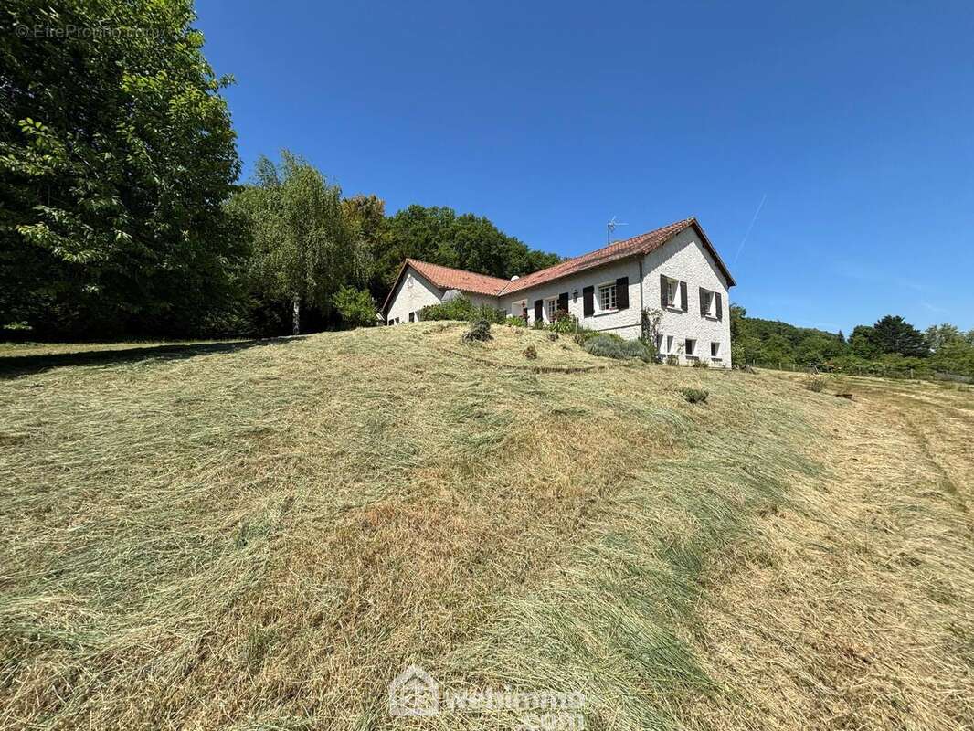Sur 2 niveaux, elle offre 181 m2 habitables. - Maison à VAUX-SUR-VIENNE