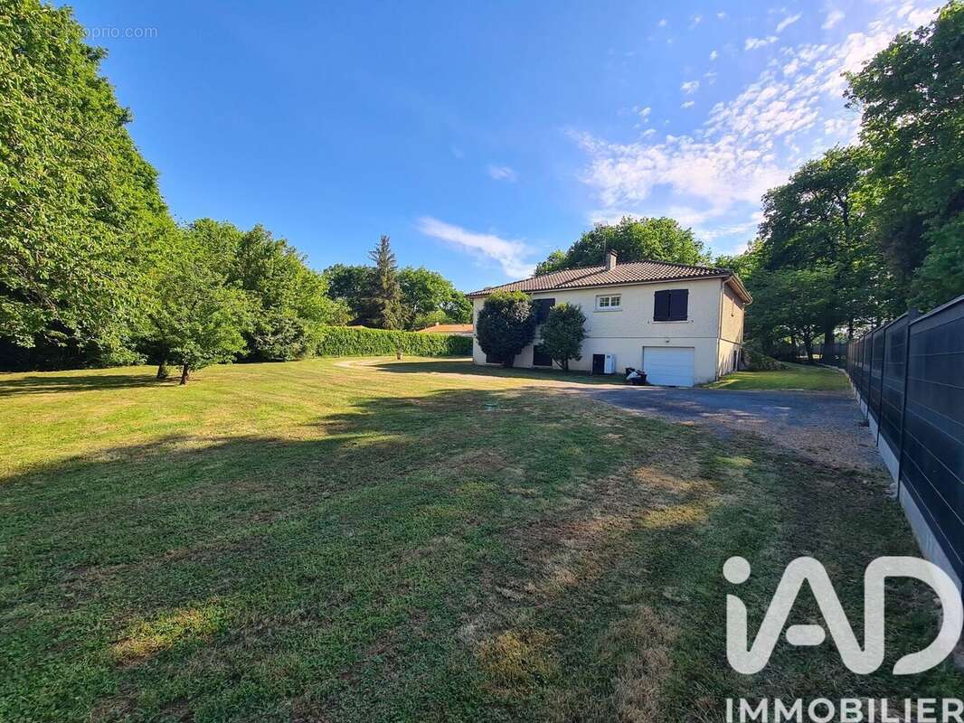 Maison 110 m² à Saint-Sulpice-D'arnoult  - photo 8