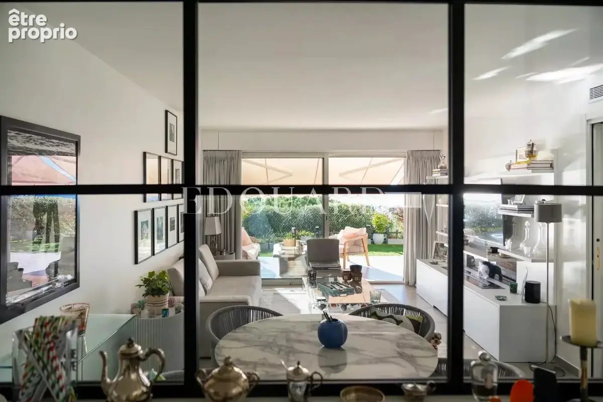 Magnifique trois pièces entièrement rénové avec terrasse, jardin et vue mer - photo 10