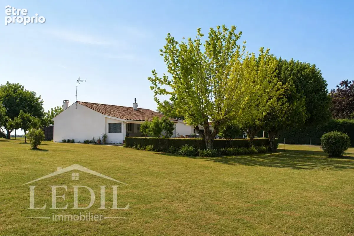 Maison de plain-pied avec 3 500 m² de terrain, dépendances et cadre de vie privilégié - photo 10
