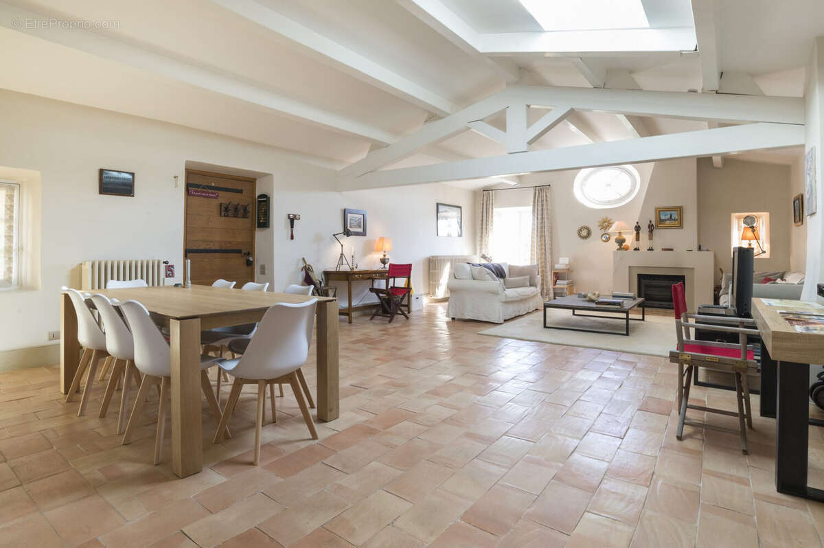 Dickjan POPPEMA d'eXp France vous propose un bel appartement sur une domaine viticole - Appartement à PERTUIS