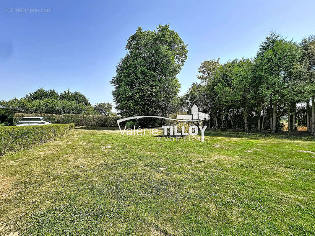 Maison individuelle avec grand terrain de 2 500 m², sous-sol complet et combles aménageables - photo 2