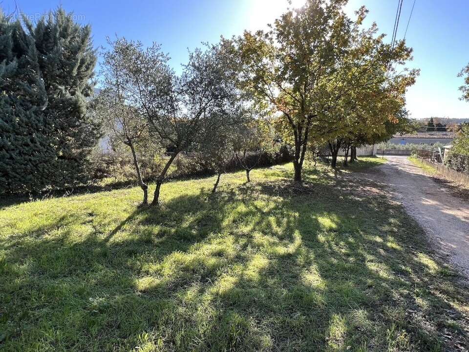 Terrain 750 m² à Brignoles  - photo 2