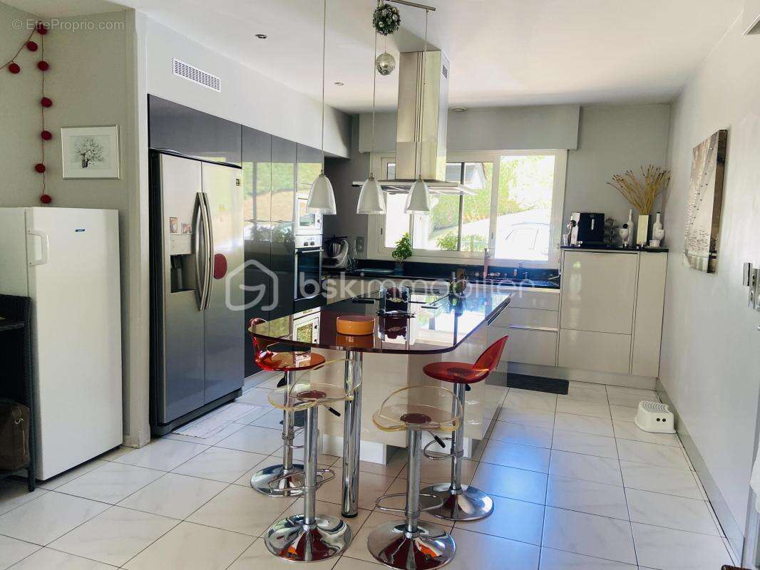 Élégante propriété avec vue sur la Rhune, piscine et vaste terrain de 2 978 m² - photo 5