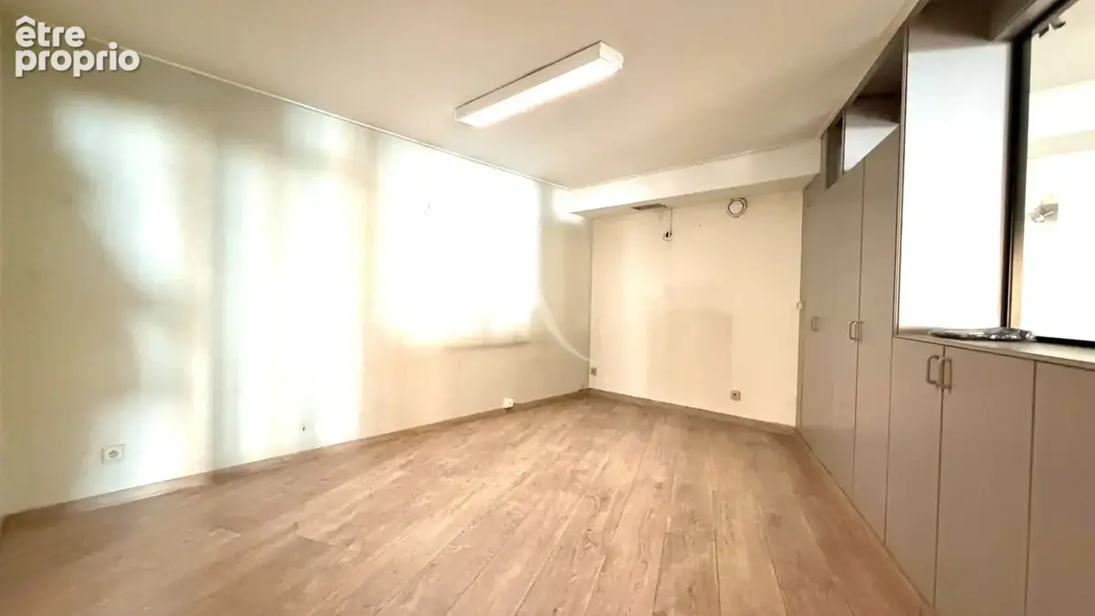 Local commercial de 303.48 m2 avec bureaux vitrines proche centre ville - photo 3