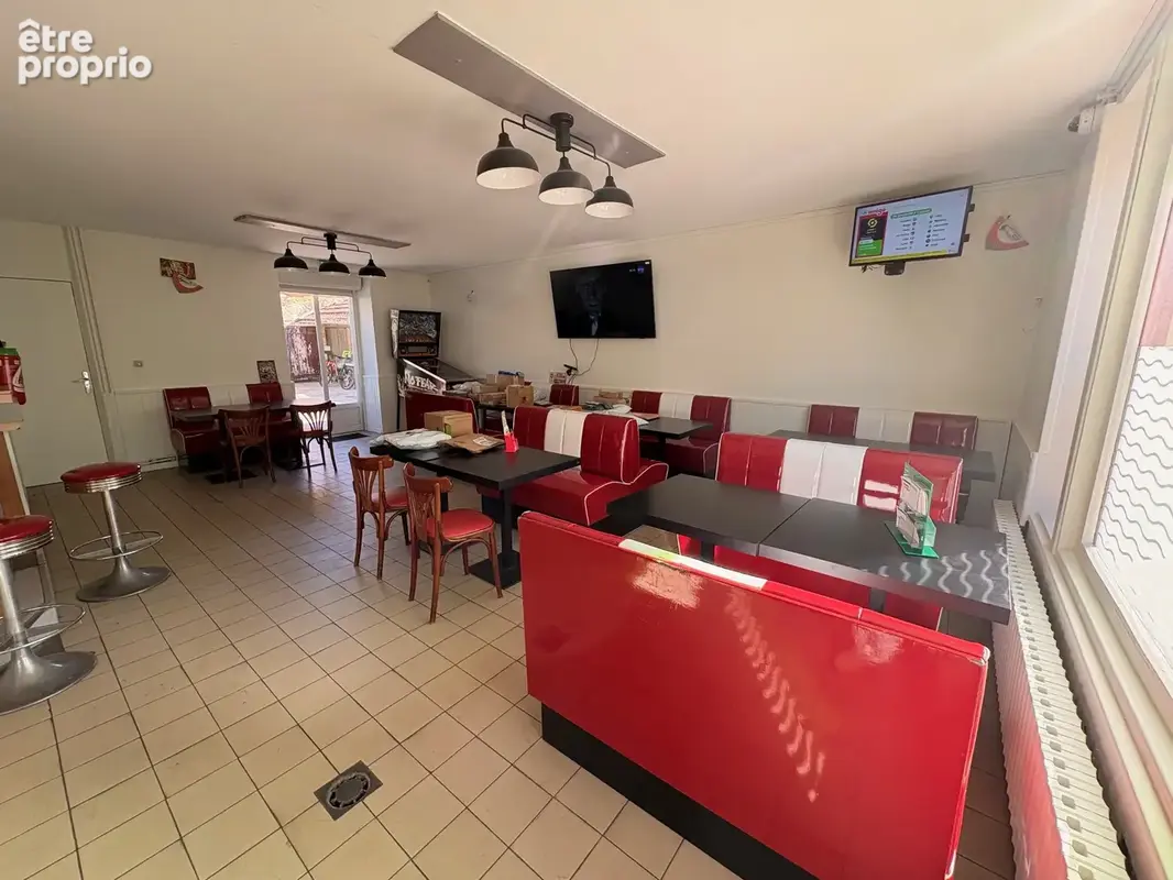 Fond de commerce avec appartement au breil-sur-merize - photo 2