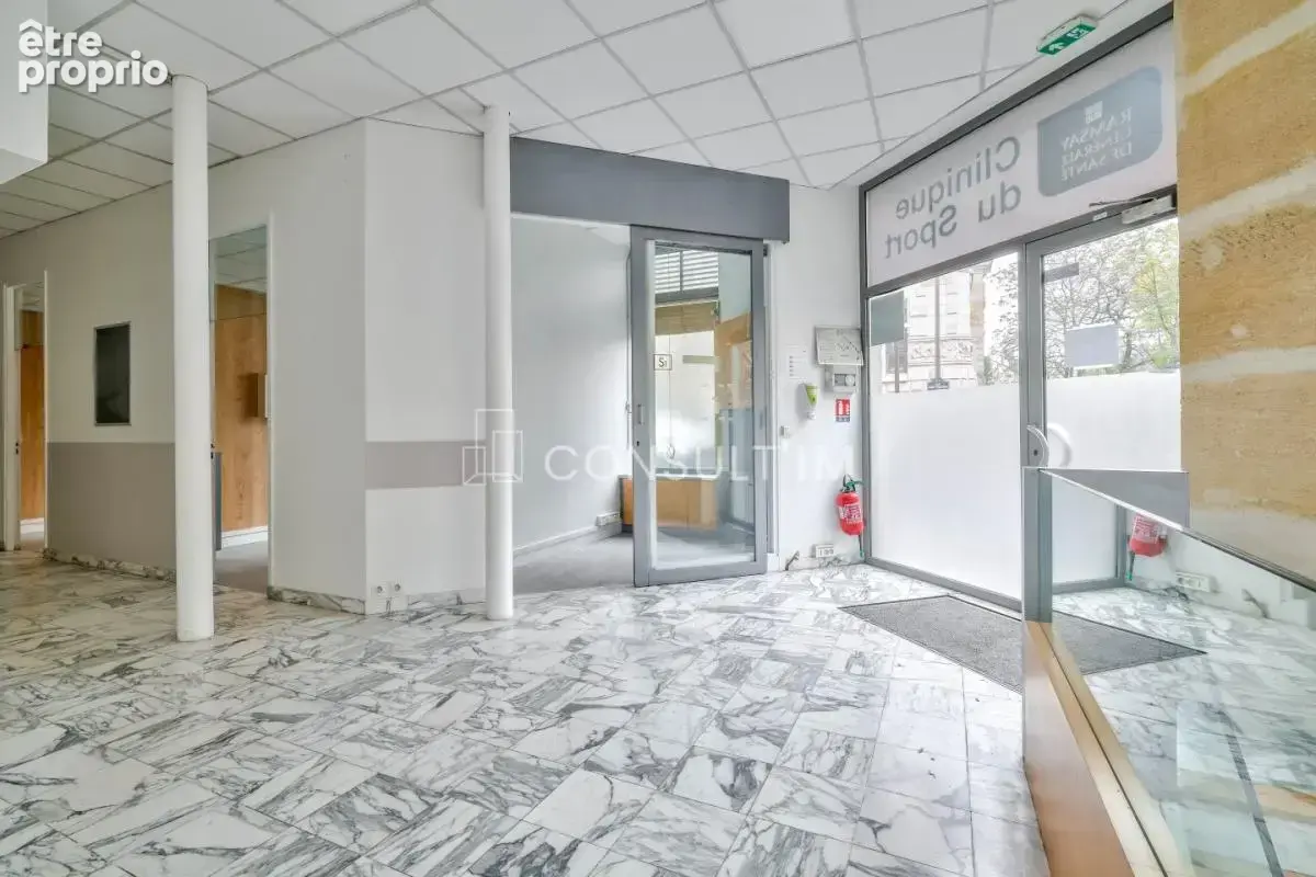 Métro Saint-Marcel, boutique d'angle à vendre dans un bel immeuble - photo 2