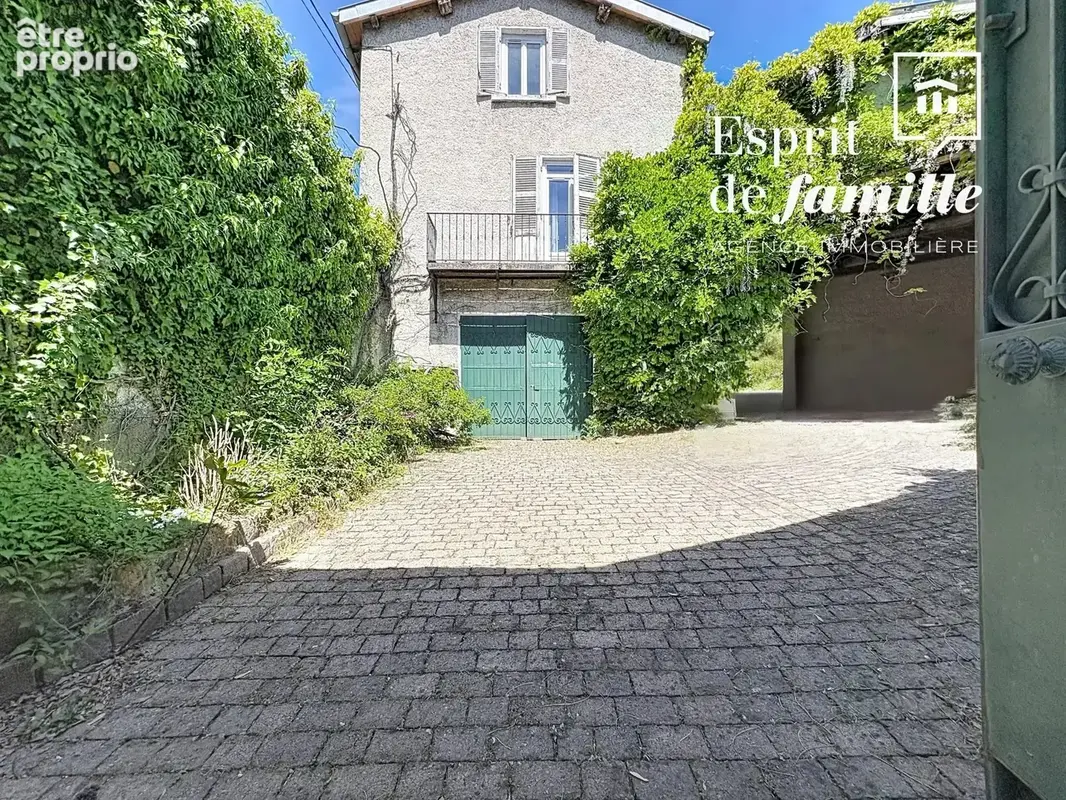 Fontaines-Saint-Martin, propriété au coeur du village 260m2 plus dépendances - photo 4