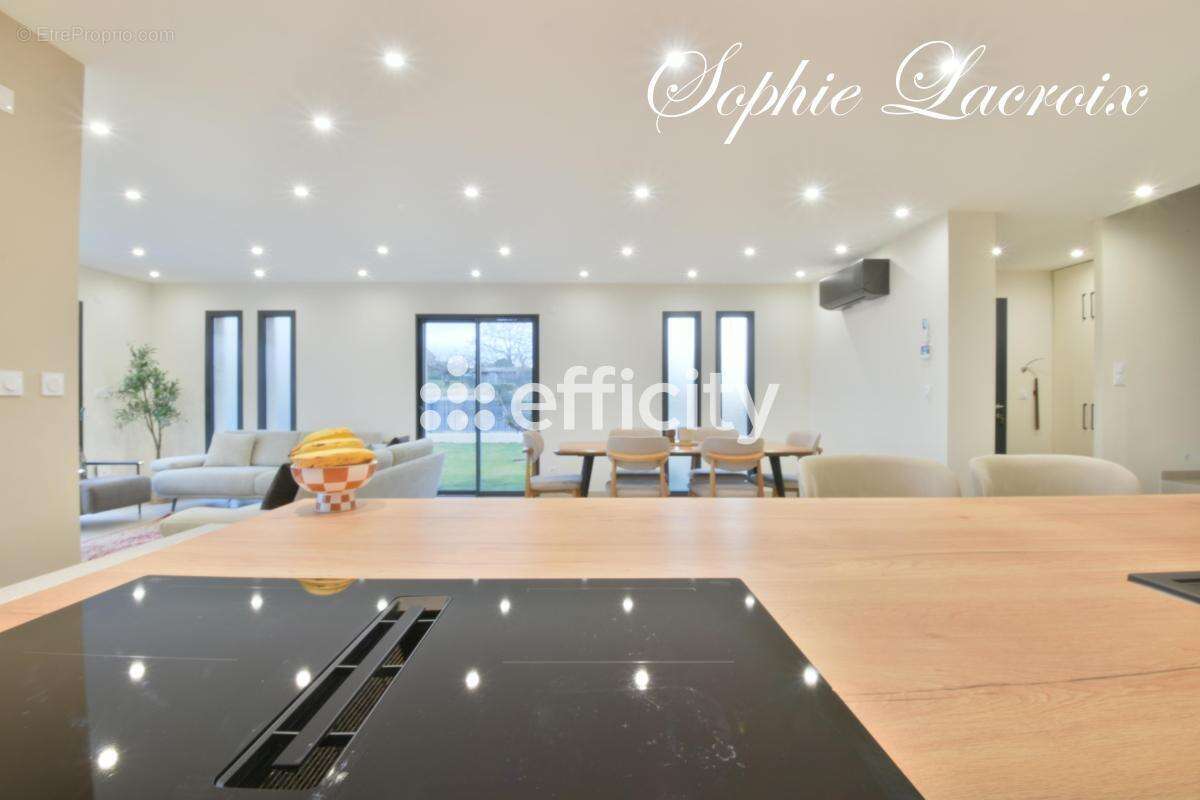 Maison à SAINT-CYR