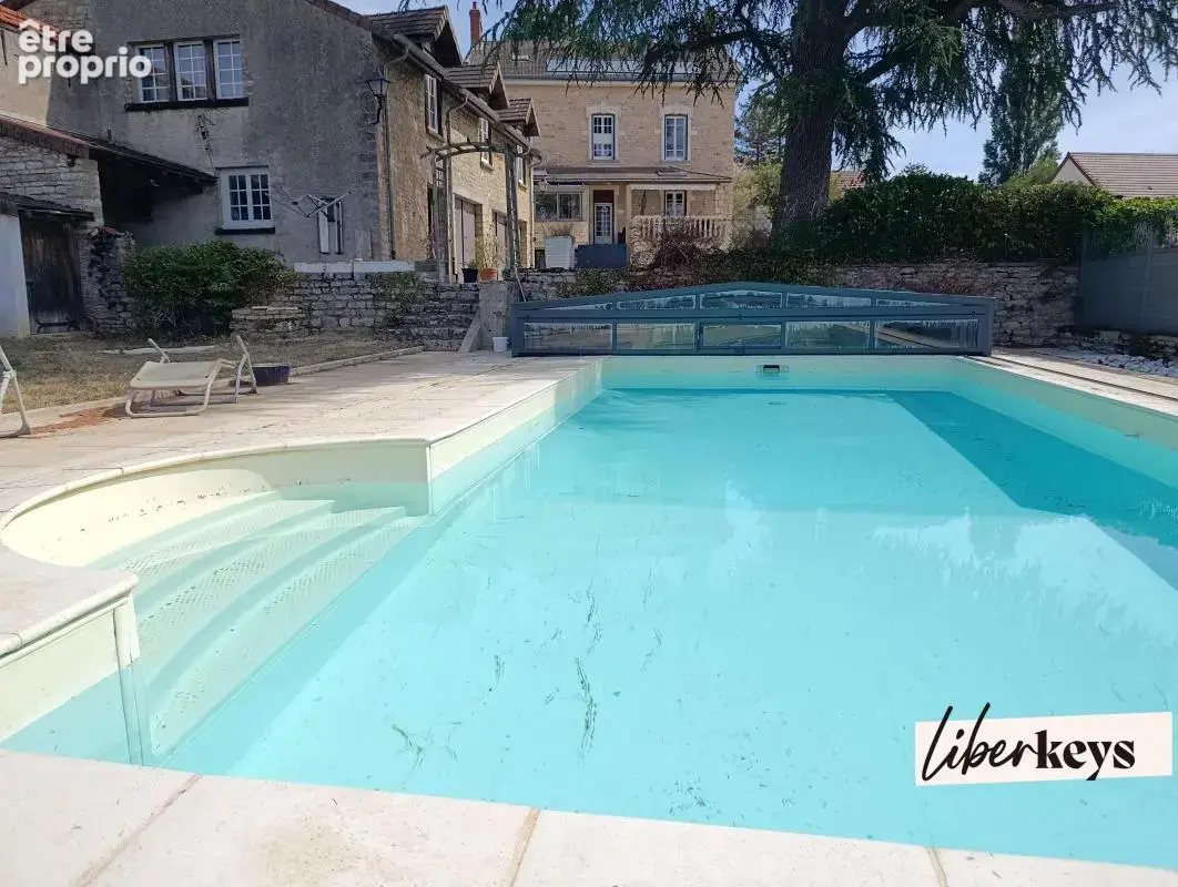 Maison de maître- 266 m² habitables - 8 chambres + studio de 85 m² - 1615 m² de terrain - piscine - garages - photo 2