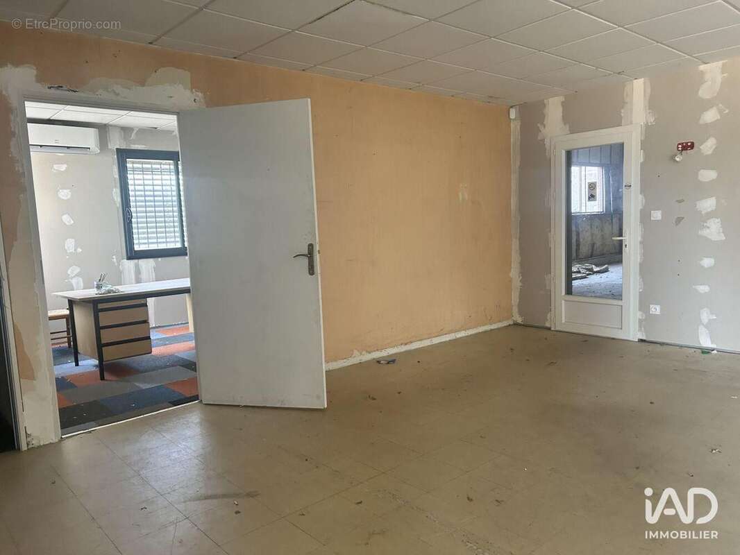 Photo 7 - Commerce à SAINT-MEDARD-DE-GUIZIERES