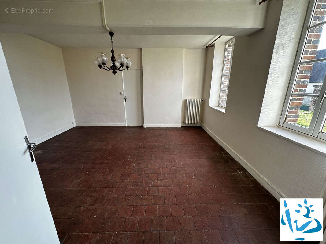 Maison à LA CELLE-SAINT-CYR