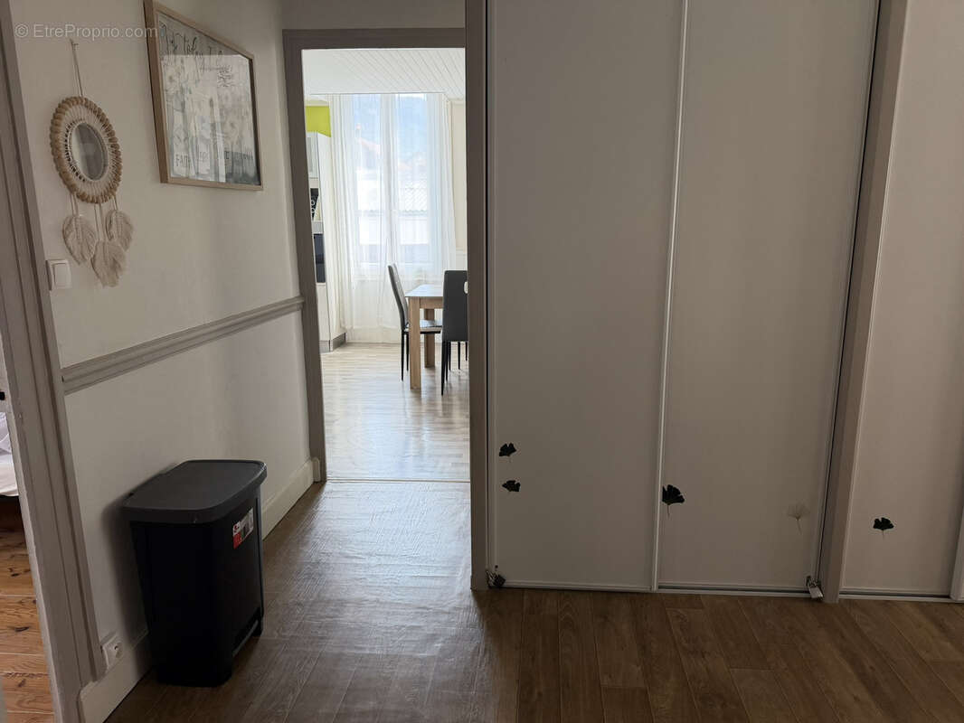 Maison 3 chambres avec cour et garages - photo 10
