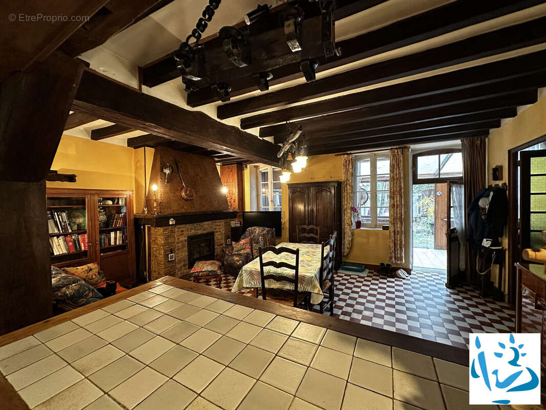 Maison 175 m² à La Celle-Saint-Cyr  - photo 8
