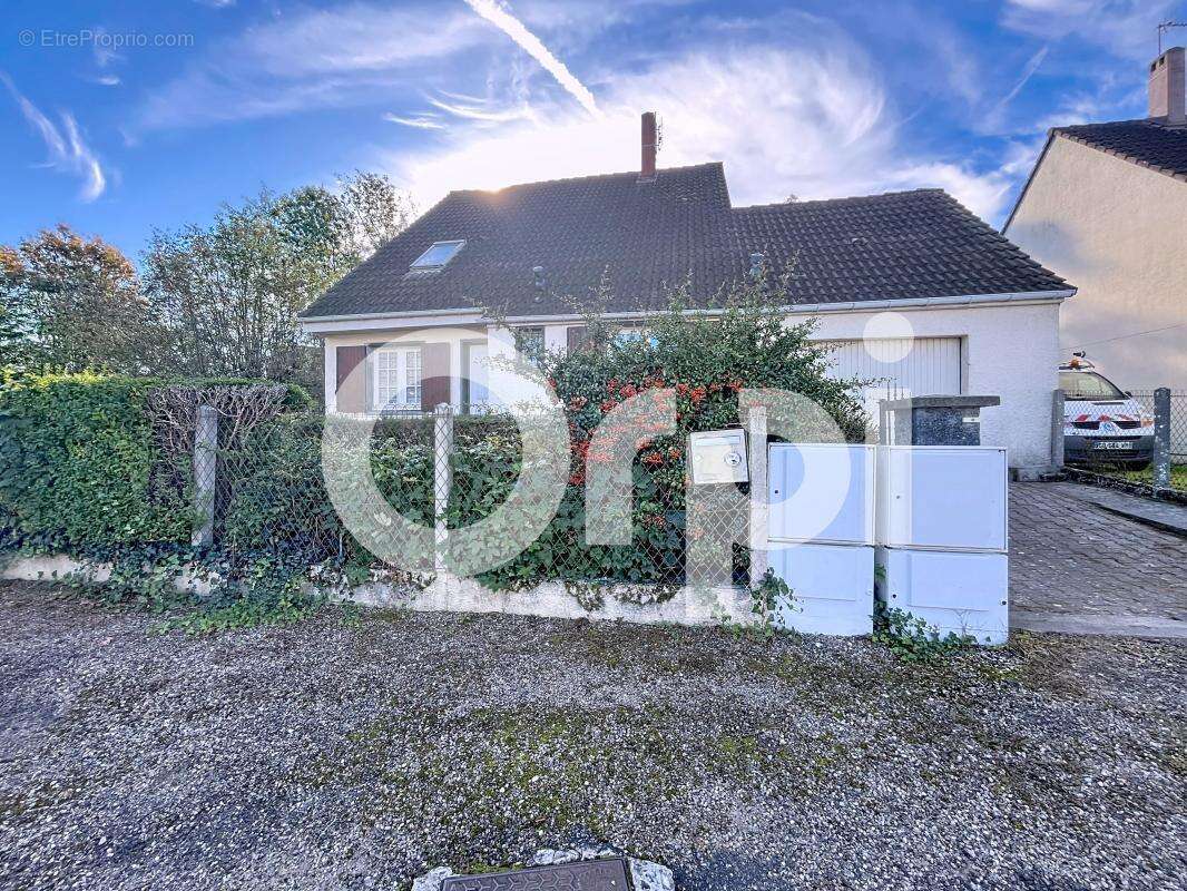 Maison à SAINT-PANTALEON-DE-LARCHE