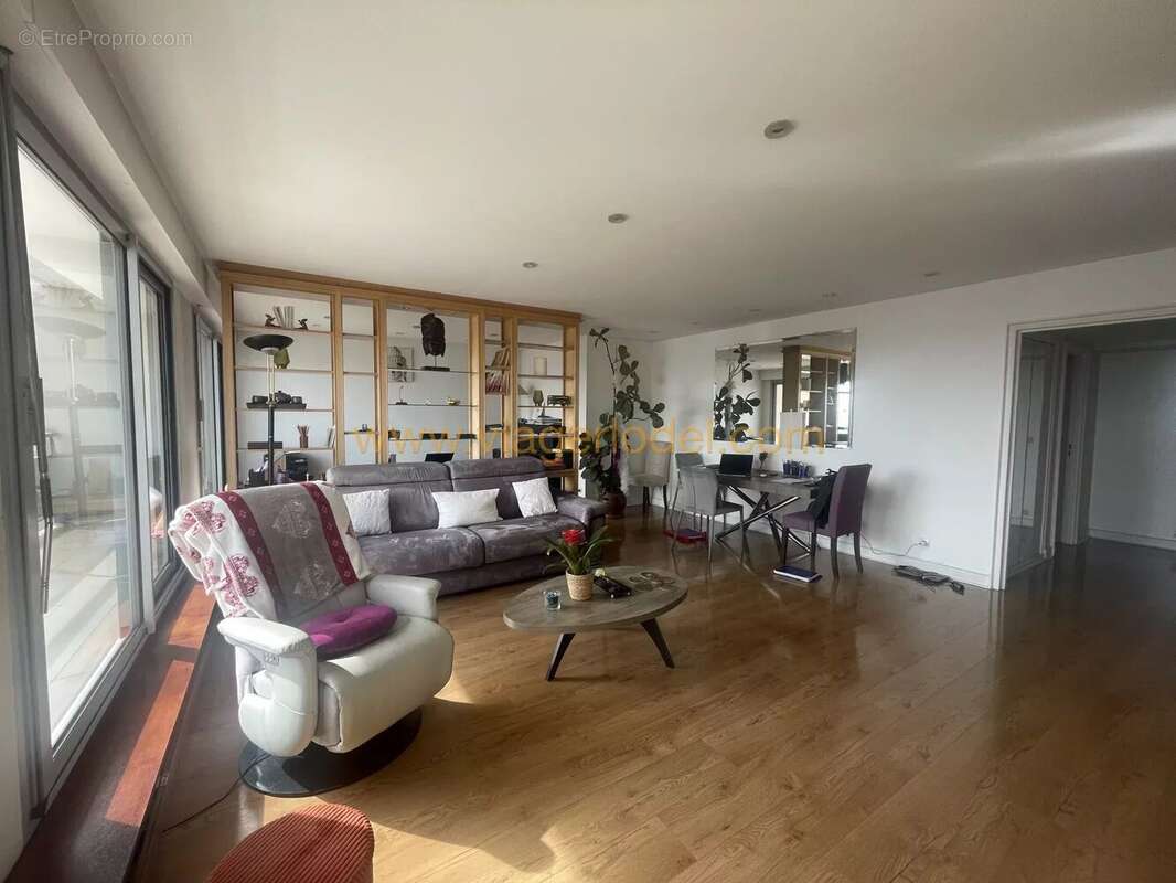 Appartement à COURBEVOIE